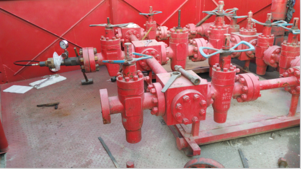 井口裝置節(jié)流管匯密封測(cè)試現(xiàn)場(chǎng)