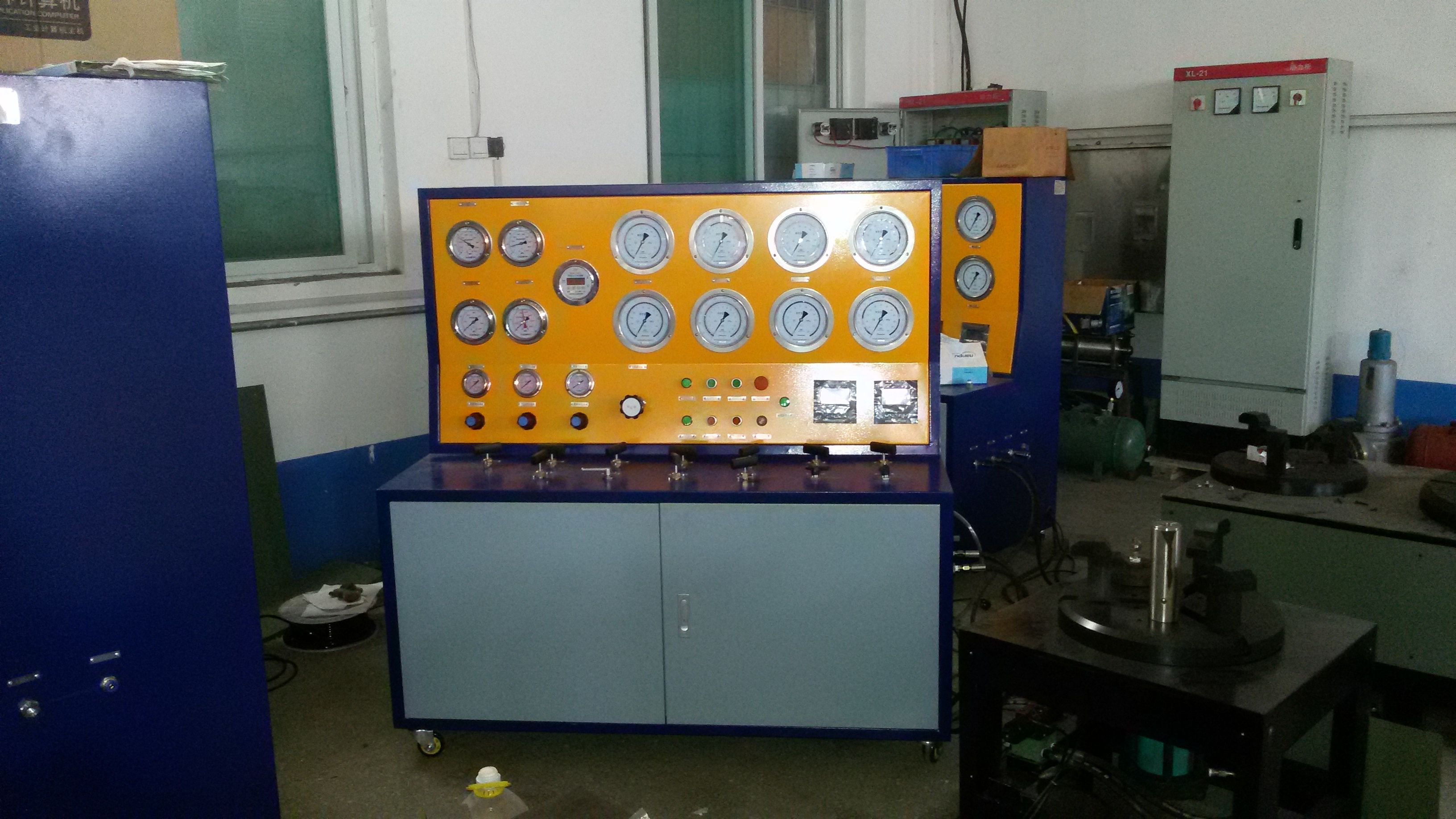 安全閥效驗(yàn)臺(tái)調(diào)試現(xiàn)場(chǎng)